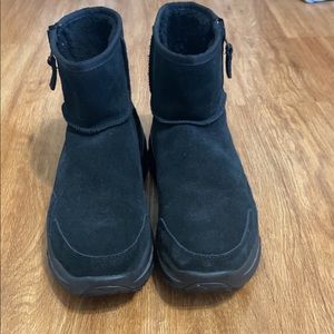 UGG CA805 CLASSIC WEATHER BLACK TNL WATERPROOF BOOT. SIZE 10.5